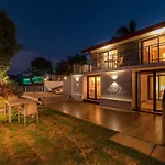 Casamo Silver Oak By Stayvista - Overlooking A Lake & Valley, Lush Green Lawns, & A Private Pool