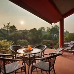 Stayvista\'S Amoda Villa - Near Venna Lake, Amidst Farmland With Jacuzzi And Indoor Activities