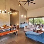 Stayvista\'S Amoda Villa - Near Venna Lake, Amidst Farmland With Jacuzzi And Indoor Activities