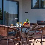 Stayvista\'S Amoda Villa - Near Venna Lake, Amidst Farmland With Jacuzzi And Indoor Activities