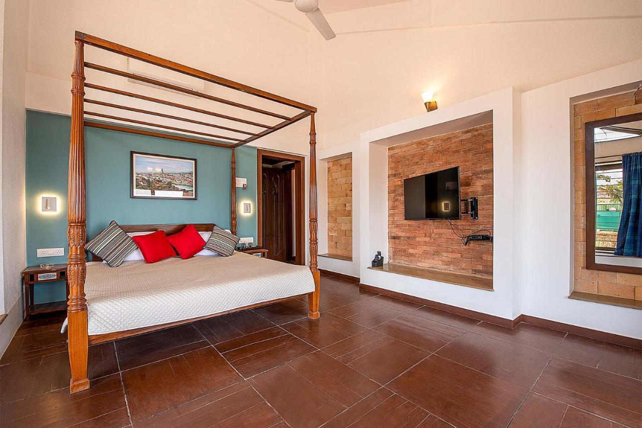 Casamo Silver Oak By Stayvista - Overlooking A & Valley, Lush Lawns, & A Private Pool * Mahabaleshwar