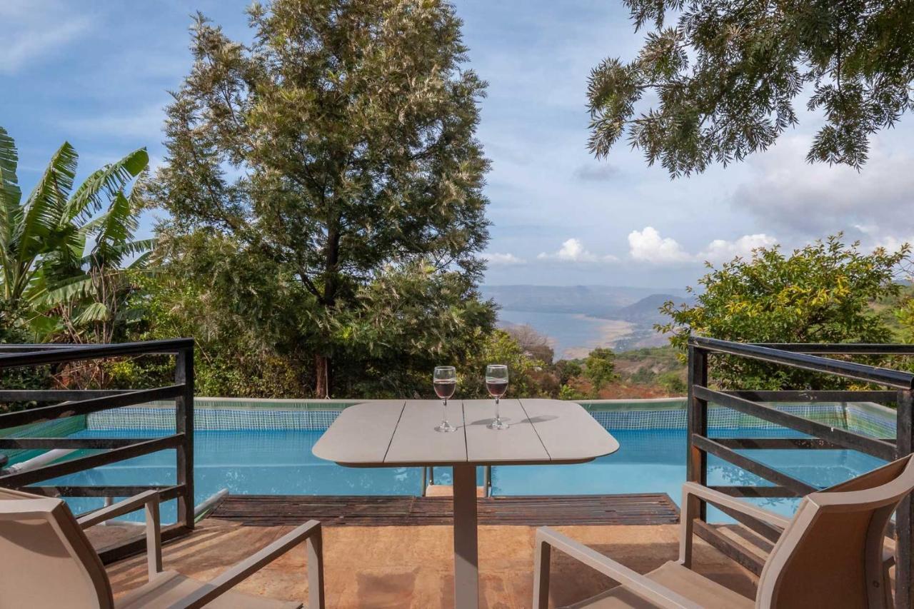 Casamo Silver Oak By Stayvista - Overlooking A & Valley, Lush Lawns, & A Private Pool Villa *