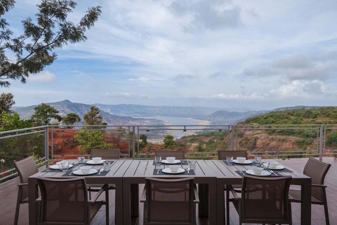 Casamo Silver Oak By Stayvista - Overlooking A & Valley, Lush Lawns, & A Private Pool *