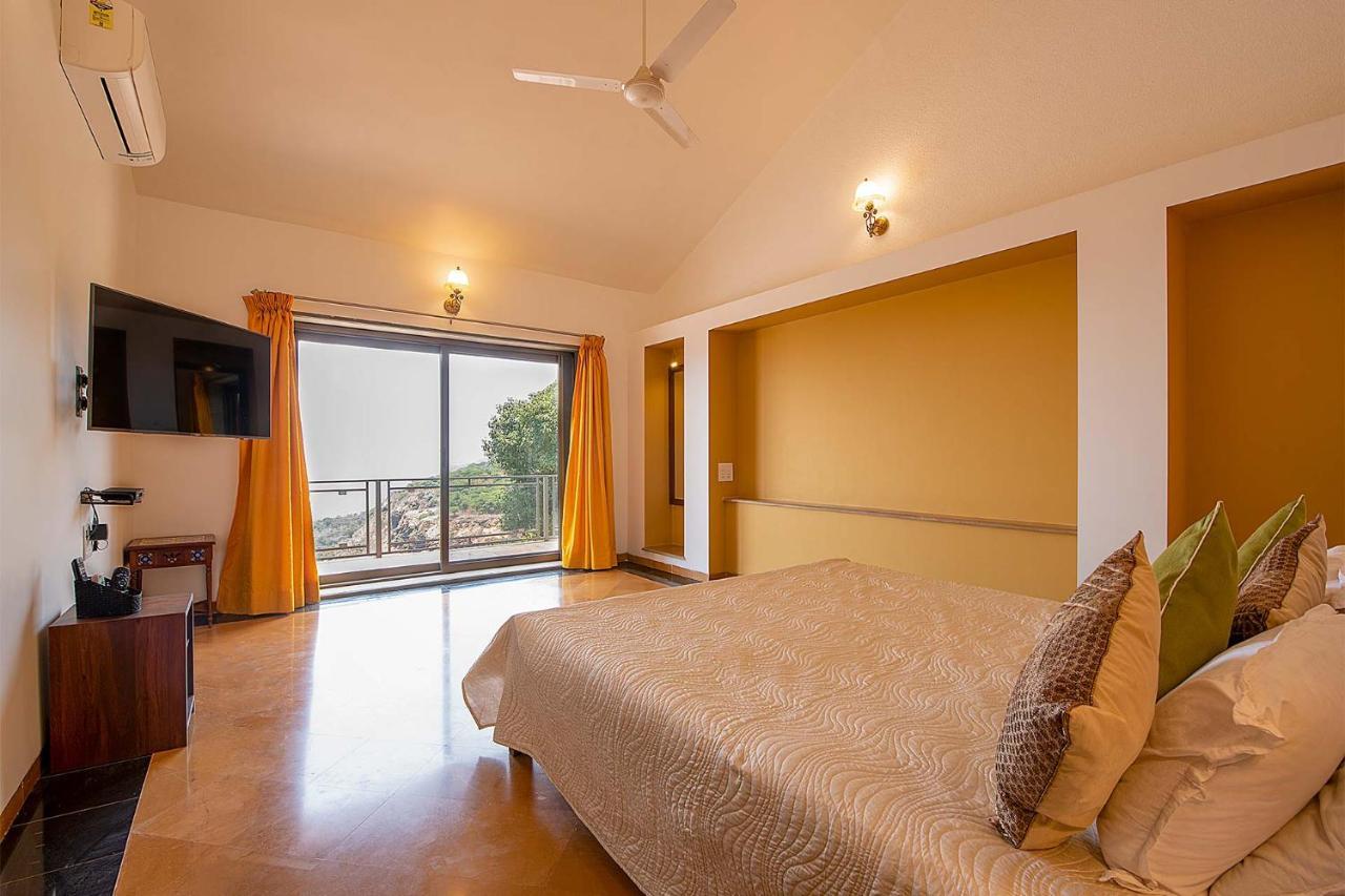 Casamo Silver Oak By Stayvista - Overlooking A & Valley, Lush Lawns, & A Private Pool Villa Mahabaleshwar