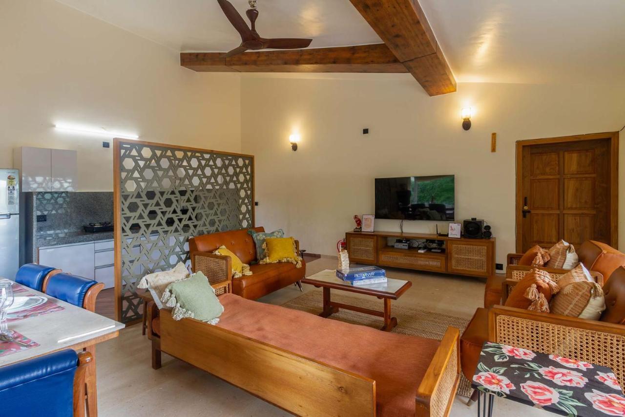 Stayvista's Beyond The Blue Door - Valley-view With Outdoor Jacuzzi & Massage Chair Villa Mahabaleshwar
