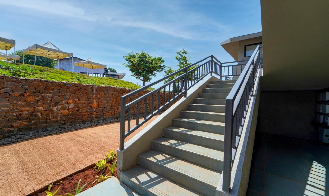 Vee Resort- The Of Royals Hotel