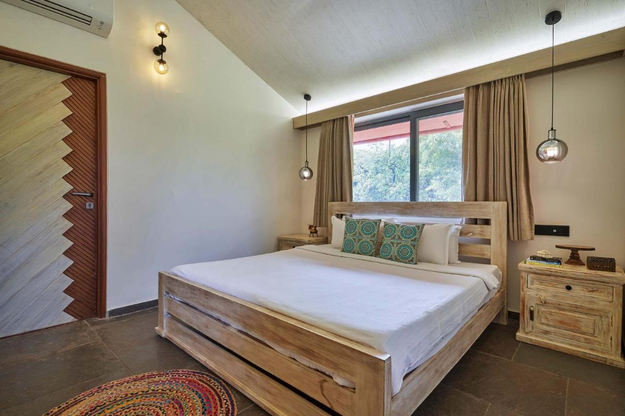 Stayvista's Amoda - Near Venna Lake, Amidst Farmland With Jacuzzi And Indoor Activities