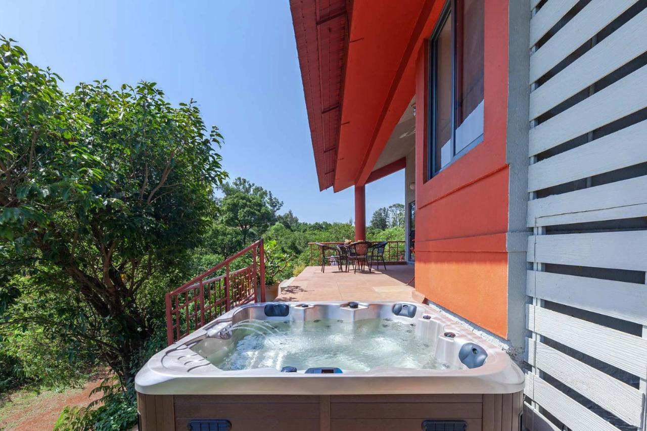 Stayvista's Amoda - Near Venna Lake, Amidst Farmland With Jacuzzi And Indoor Activities *