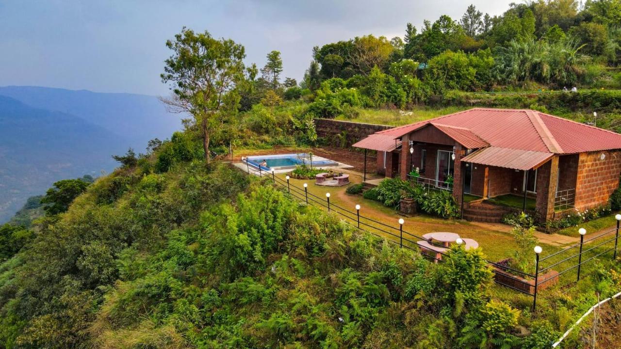 Lifeline - Miracle 5bhk Infinity Pool With Breathtaking Valley View And Huge Lawn Area Villa Mahabaleshwar
