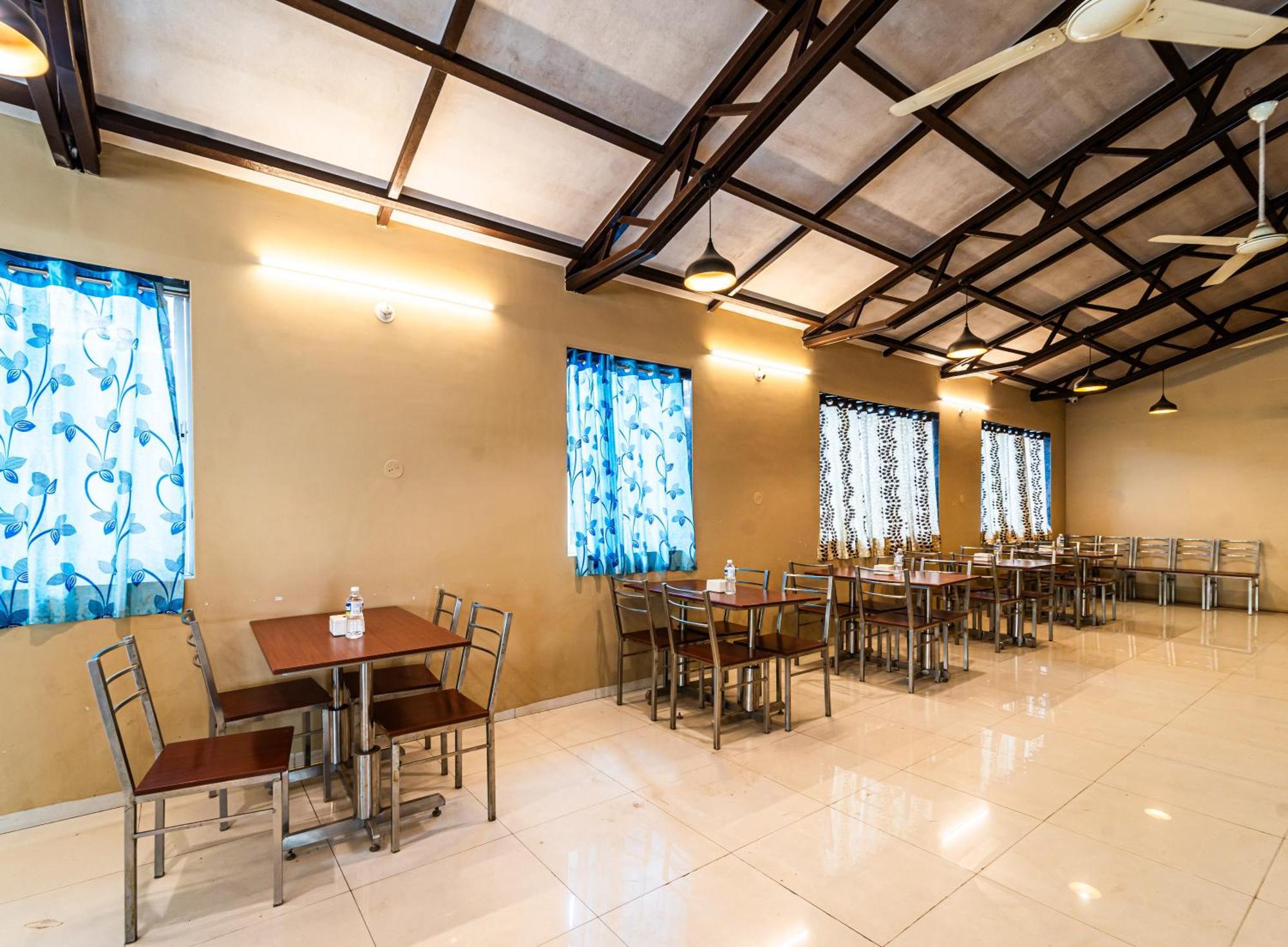 Hotel Treebo Bright Plaza & 3*