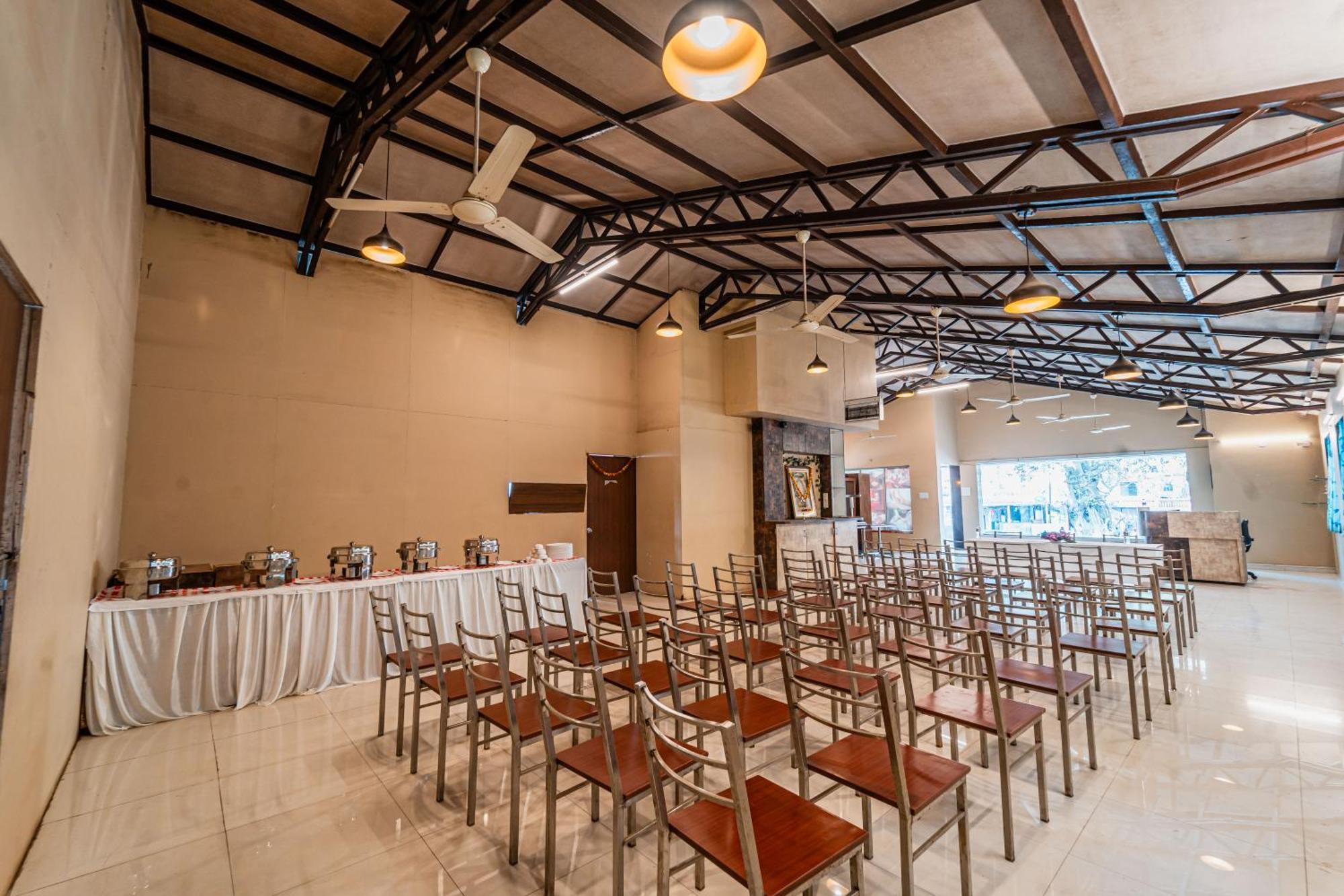 Hotel Treebo Bright Plaza & 3*