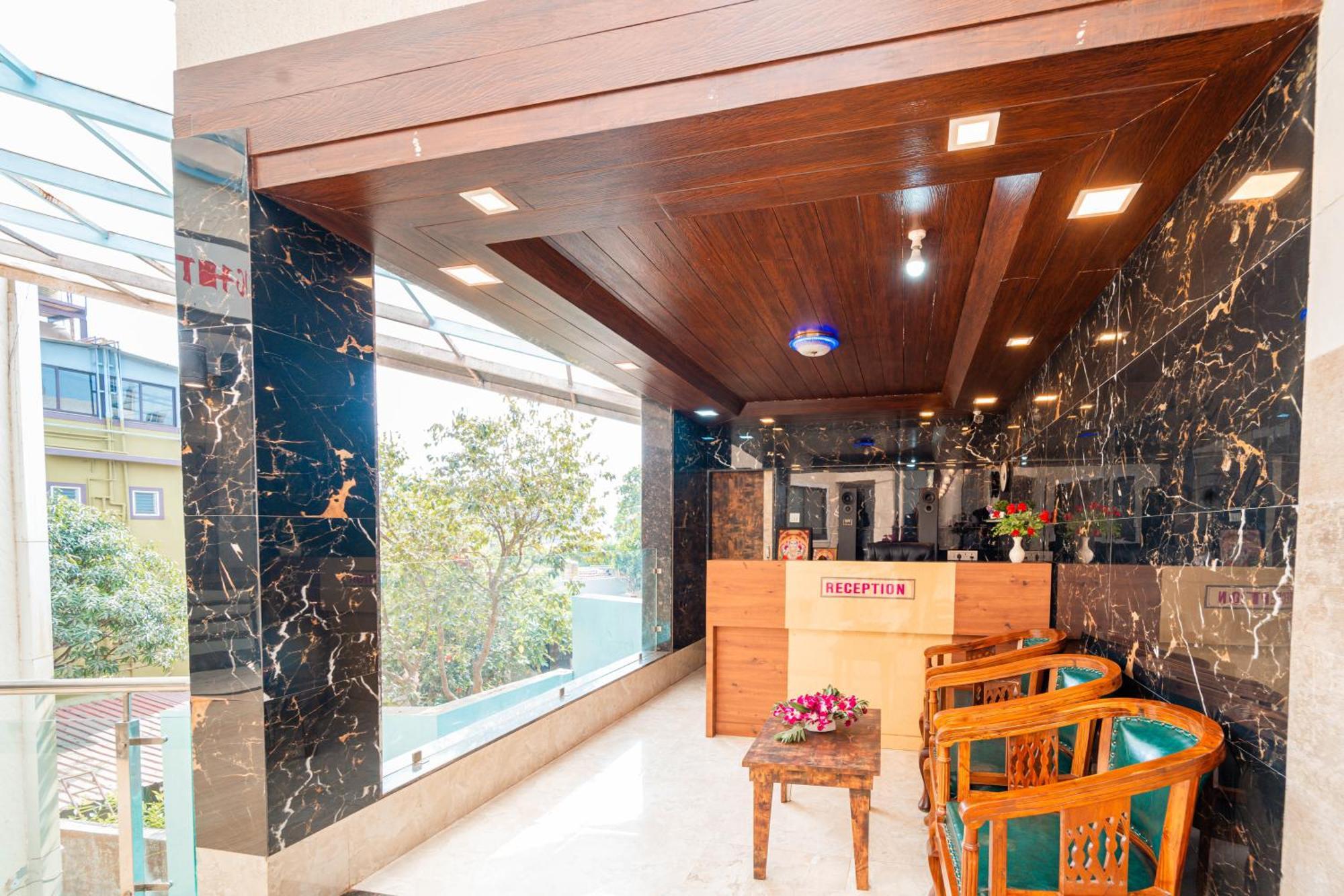 Hotel Treebo Bright Plaza & 3*