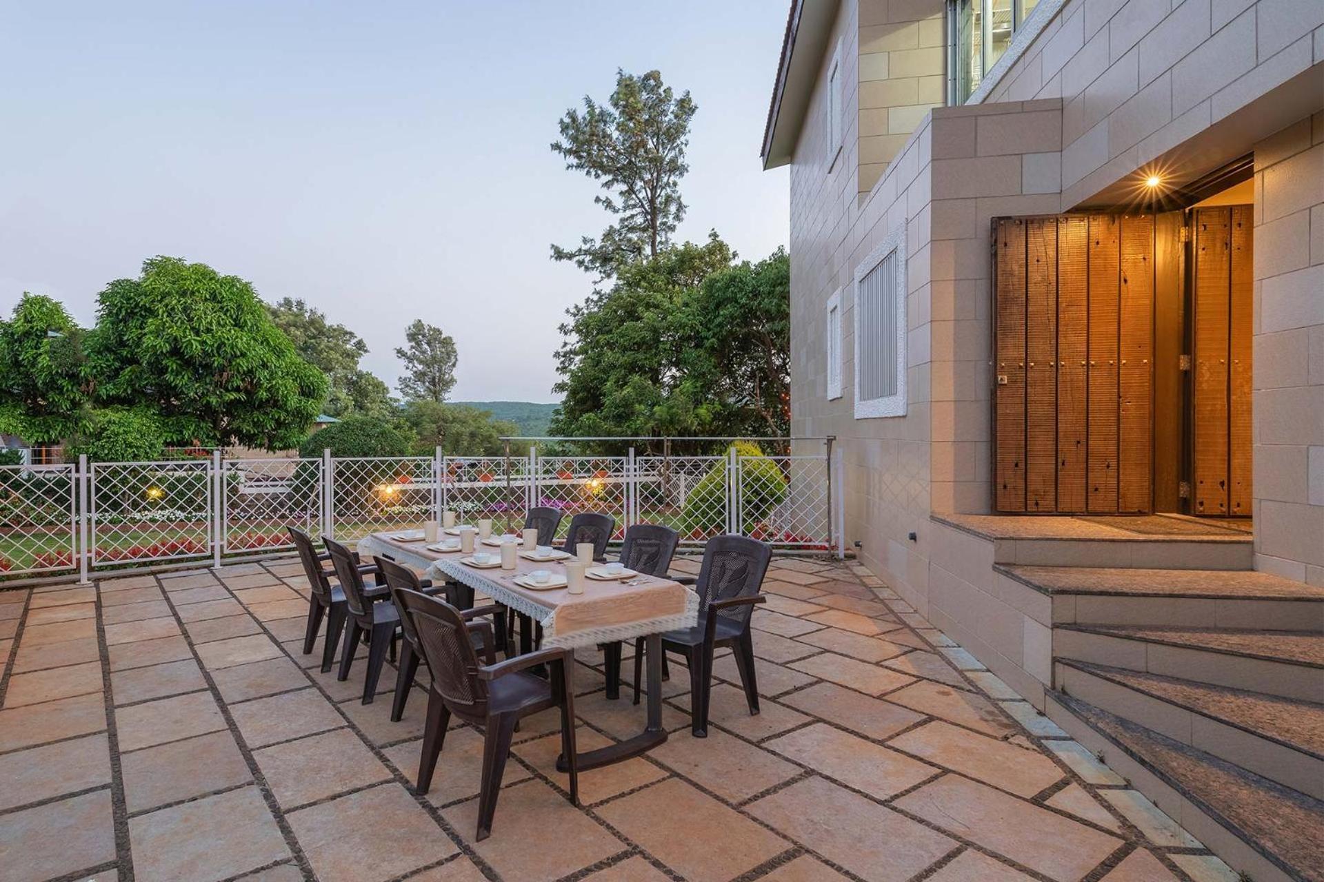 Stayvista's Emilia - Terrace With Deck, Outdoor Jacuzzi, Indoor Activities, Garden, And Gym Villa Mahabaleshwar