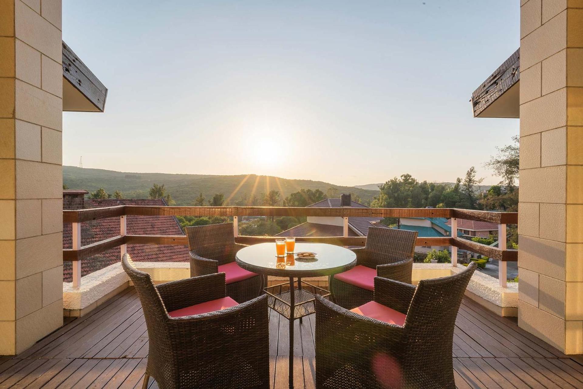 Stayvista's Emilia - Terrace With Deck, Outdoor Jacuzzi, Indoor Activities, Garden, And Gym Villa