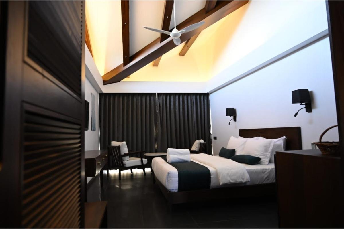 Vee Resort- The Of Royals