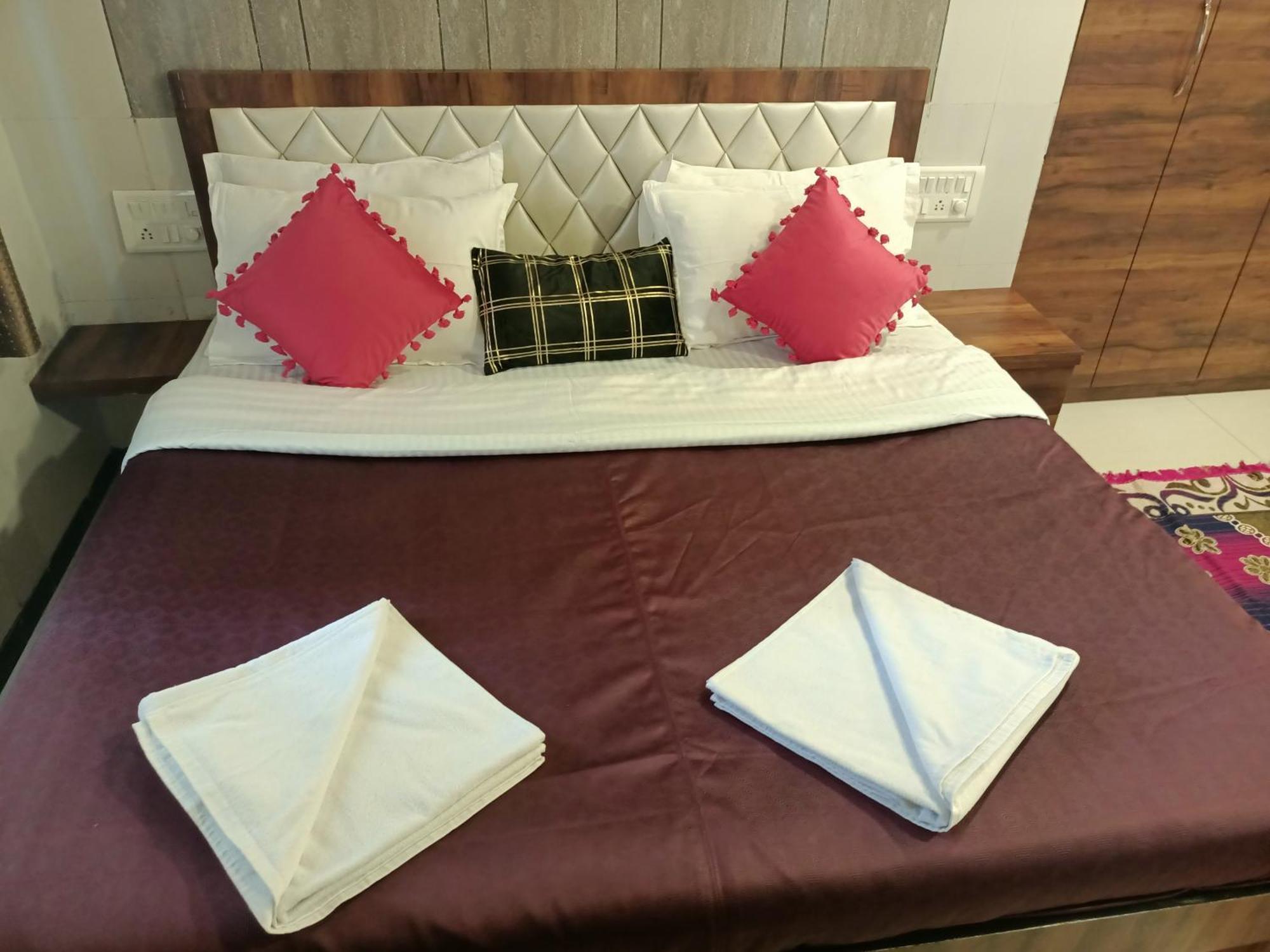 Villa Nikams 6,bhk With Swimming Pool