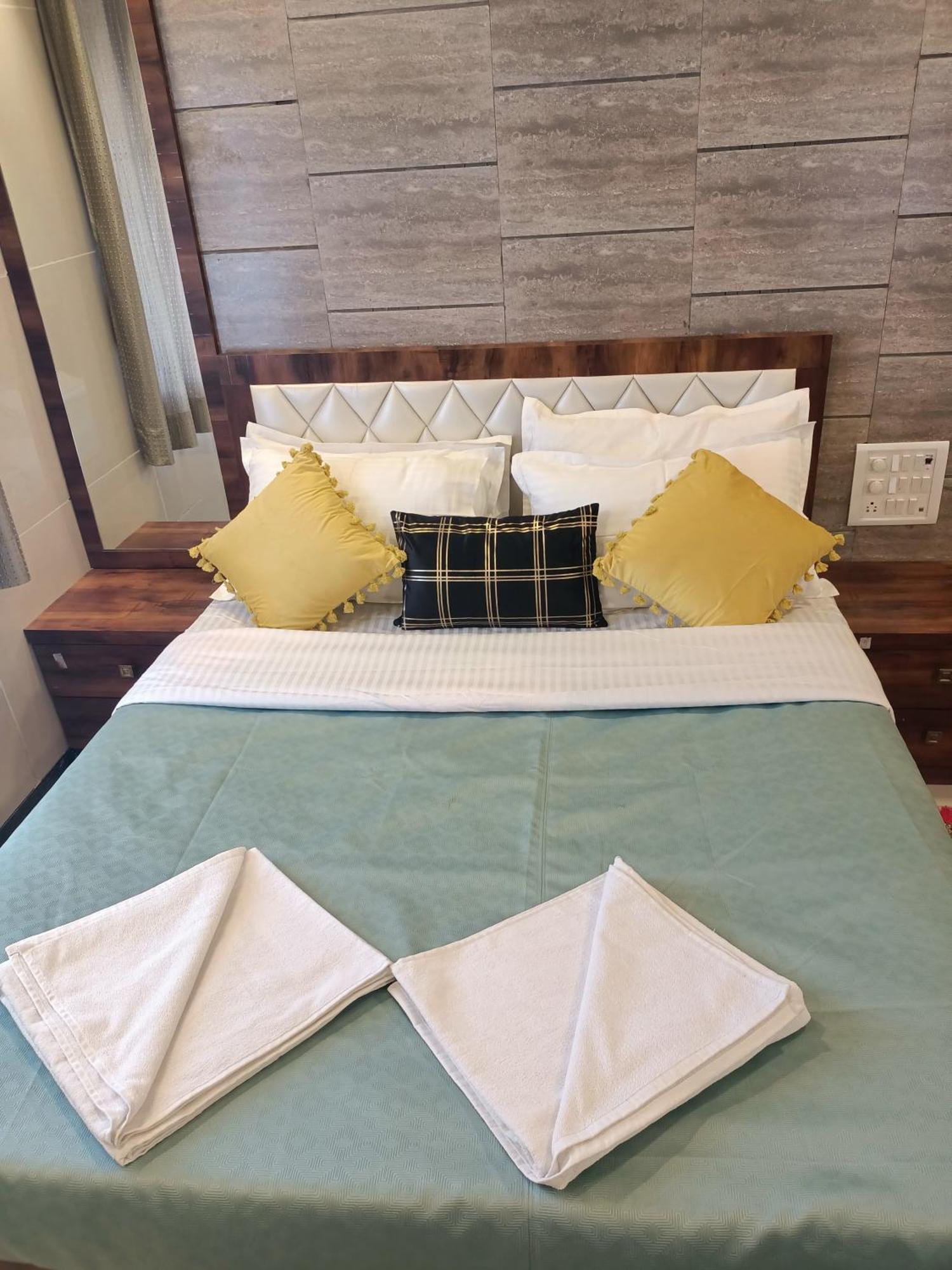 Nikams 6,bhk With Swimming Pool Villa