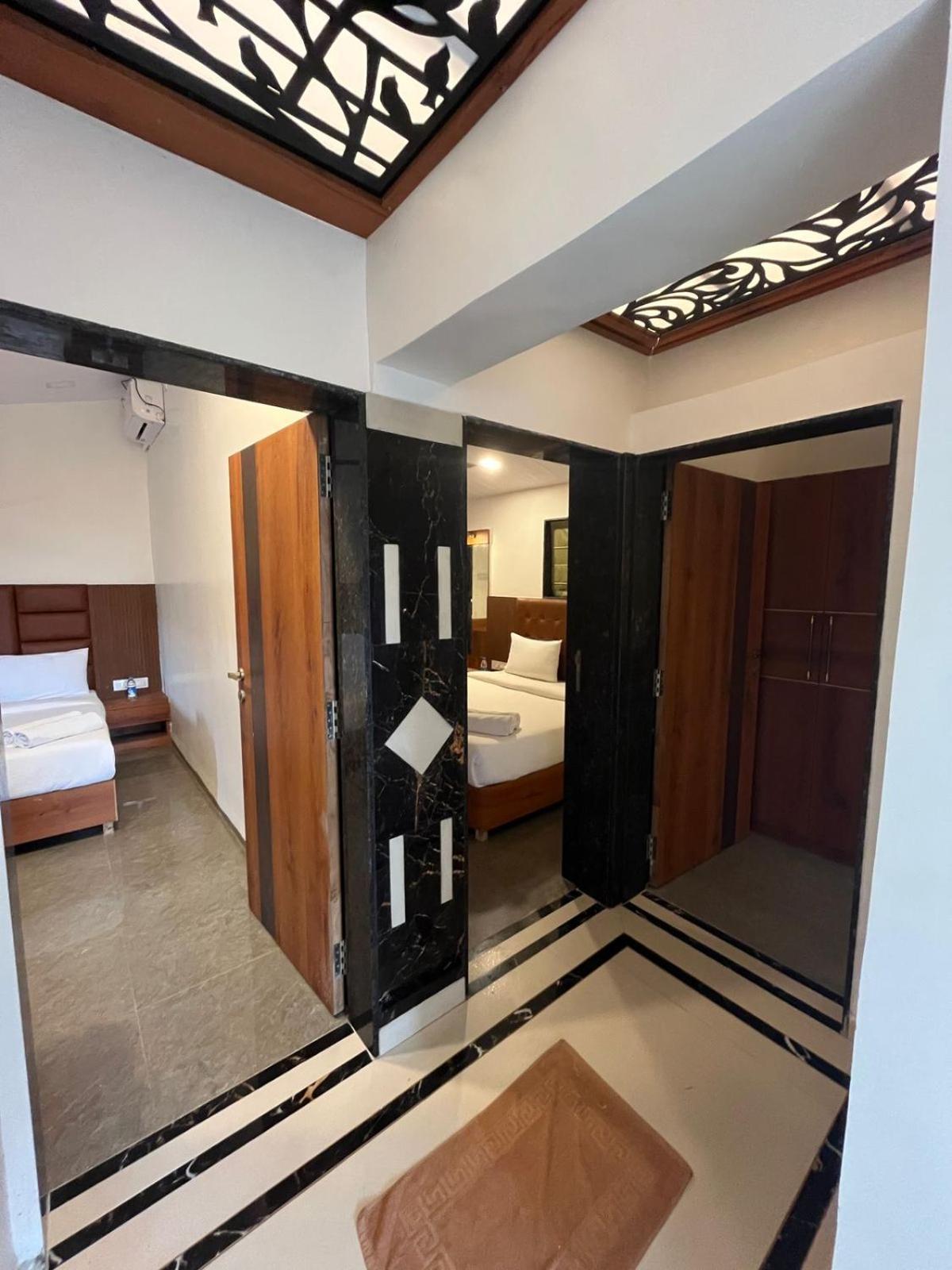 Khushi Riverside & Hotel 3*
