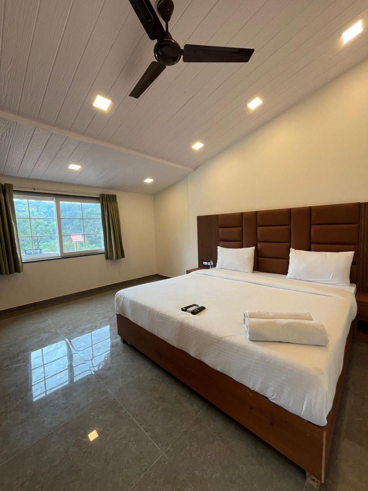 Khushi Riverside & 3*