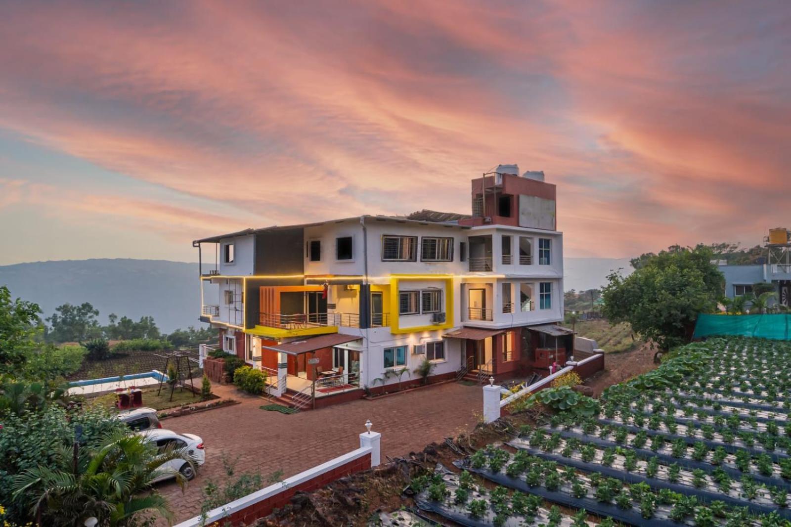 Resort Strawberry King Mahabaleshwar