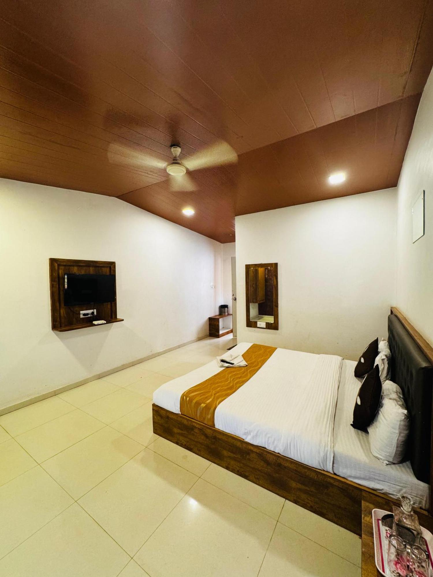 Crystal Hotel Mahabaleshwar