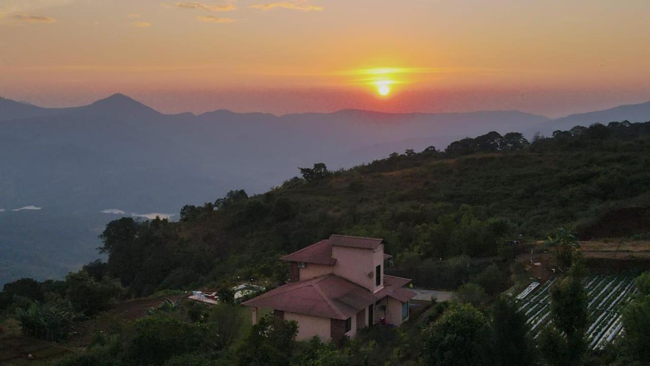 Lifeline Villas- Backwater Breeze Valley View Luxurious Infinity Pool With Huge Open Area Holiday home *