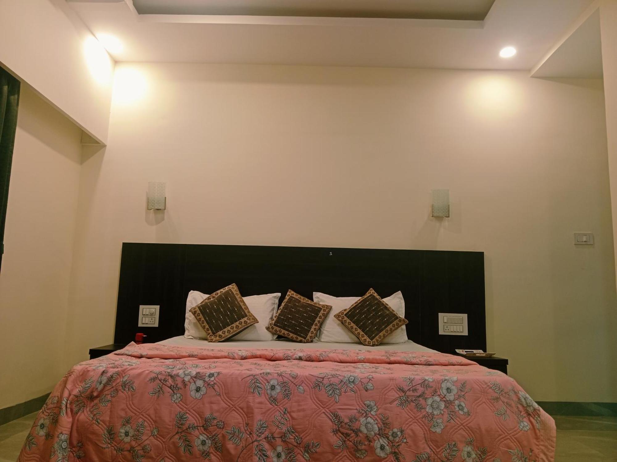 3bhk Browne By Villass