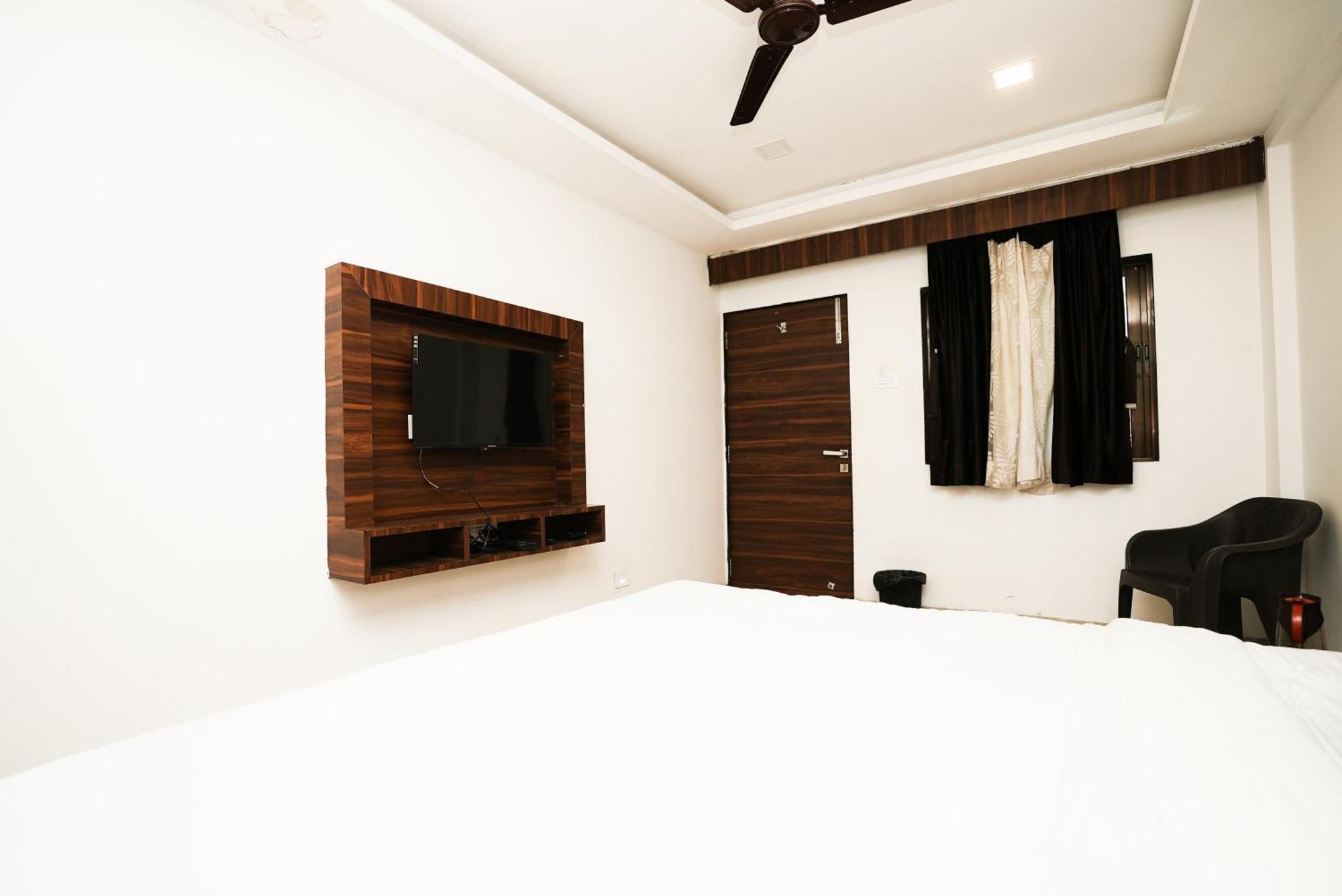 Sai Executive Near Holy Cross Church 3*