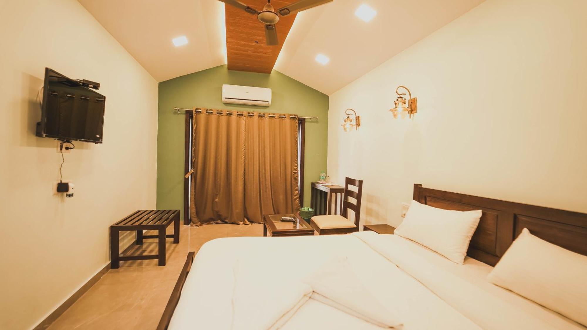 Hotel The Byke Sai 3*