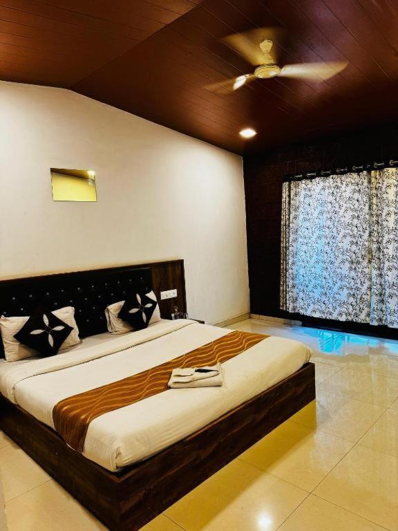 Crystal At Avakali Mahabaleshwar