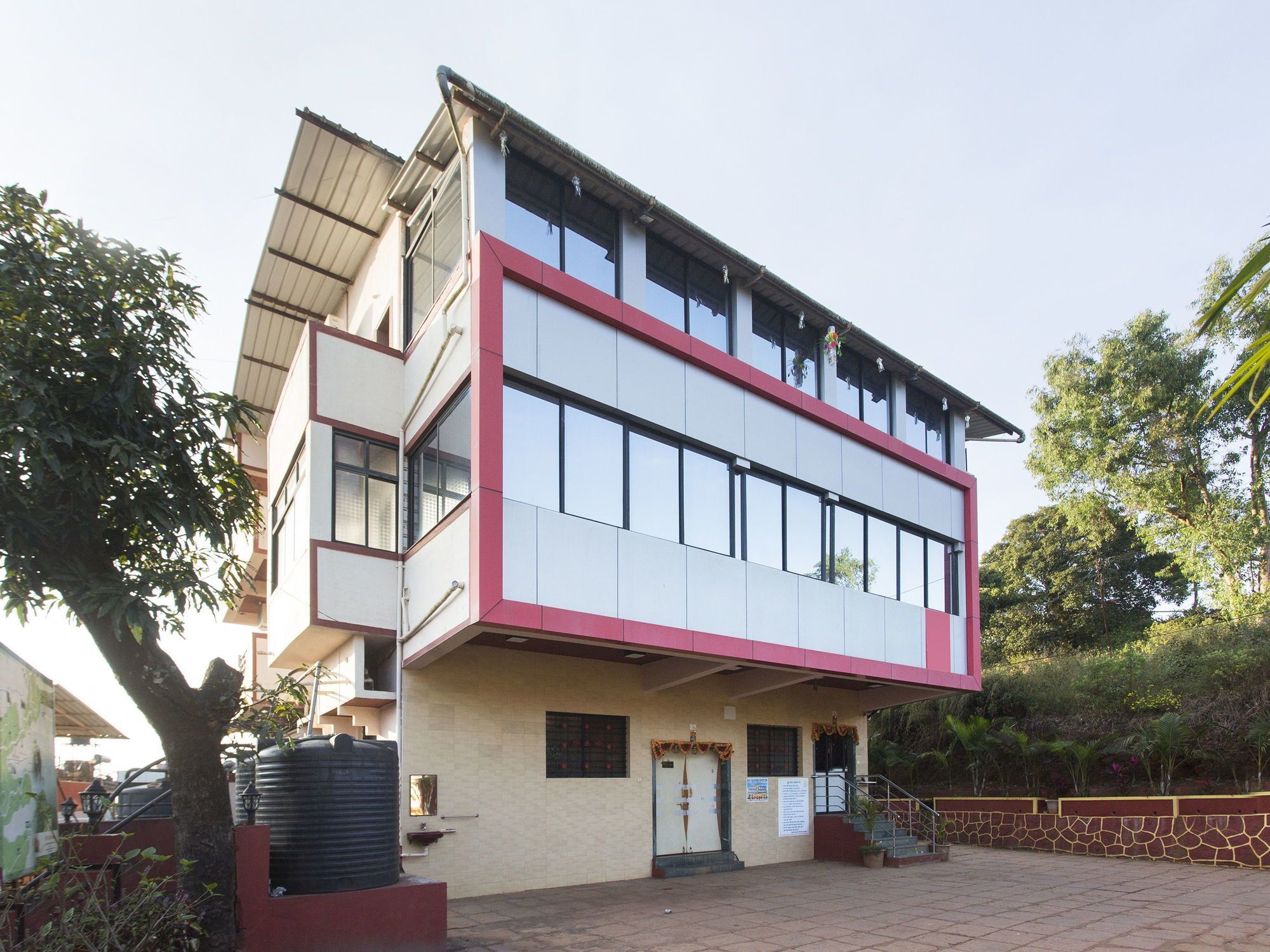 Oyo 9906 Hill House Hotel