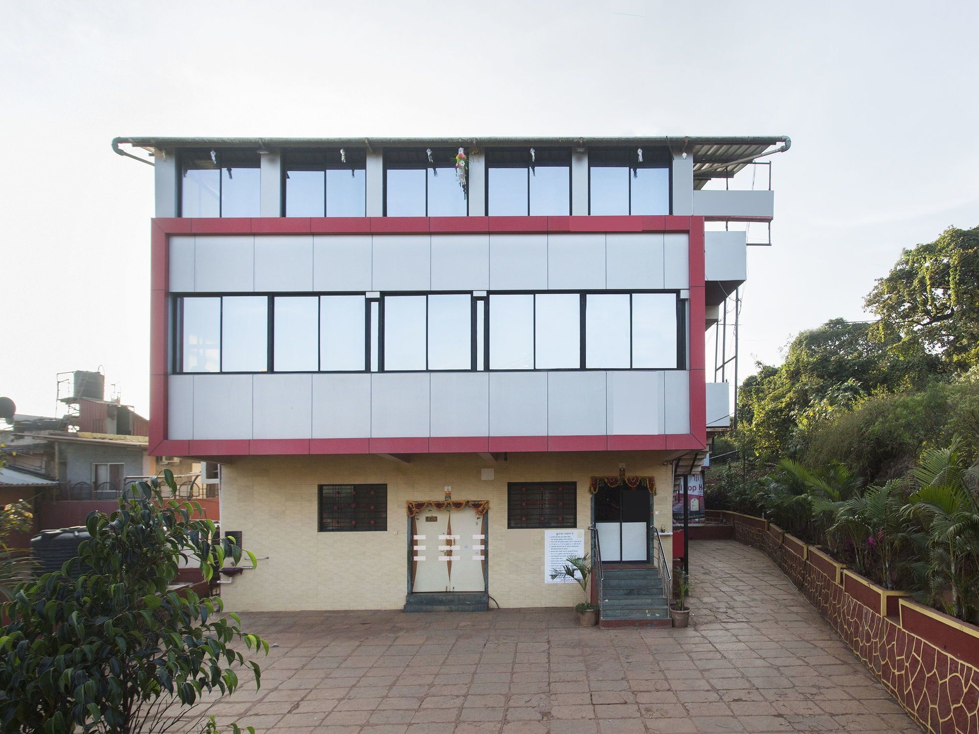 Oyo 9906 Hill House Hotel